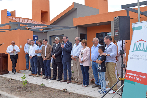 Walter Morales Presidente del IVUJ acompaño a las familias adjudicatarias