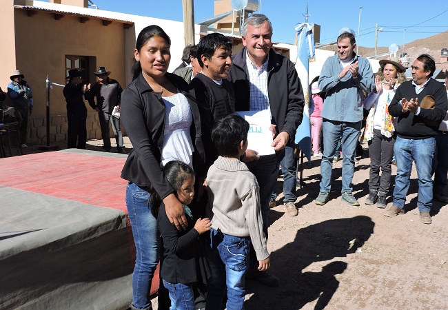 2. GM entrega carpeta a familia adjudicataria de Susques ok