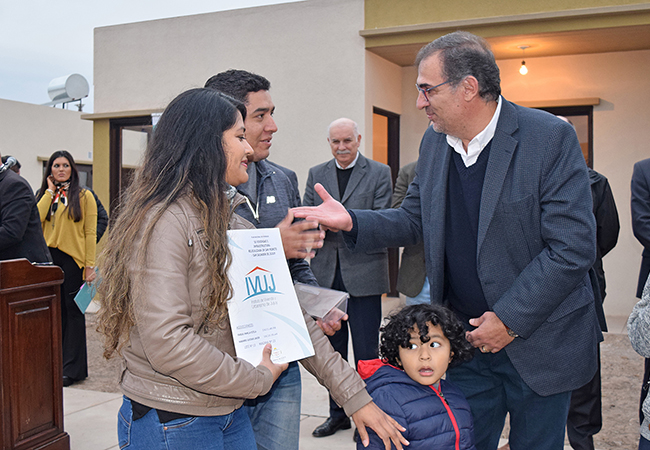 Nuestro Presidente Walter Morales entregando llaves a adjudicatarios web