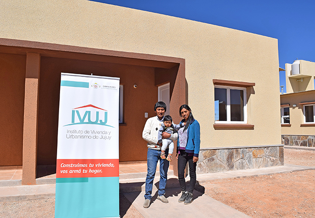 Familia junto a la vivienda en Abra Pampa