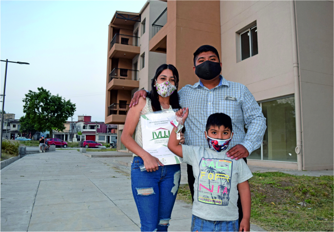 051120 IVUJ Familia En Entrega Torre 12