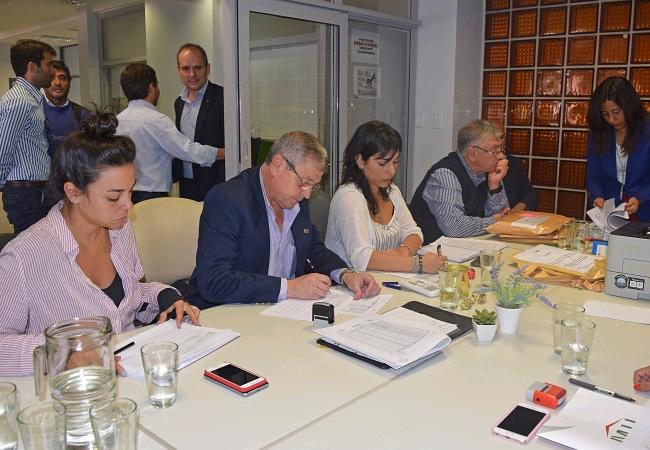 080419 Apertura De Sobres Licitaciones En El IVUJ Crop 650x450