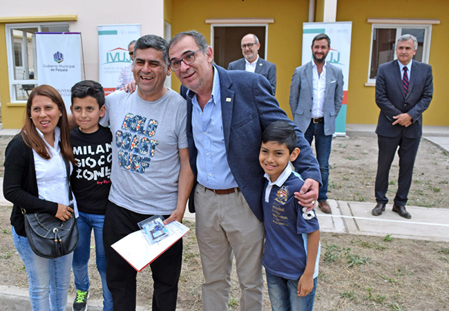 650 El Presidente Del IVUJ Walter Morales Junto A Familias Adjudicatarias