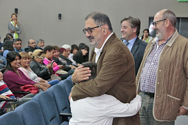 Gustavo Muro Acompanando Al Intendente Jorge En La Entrega De Resoluciones De Adjudicacion